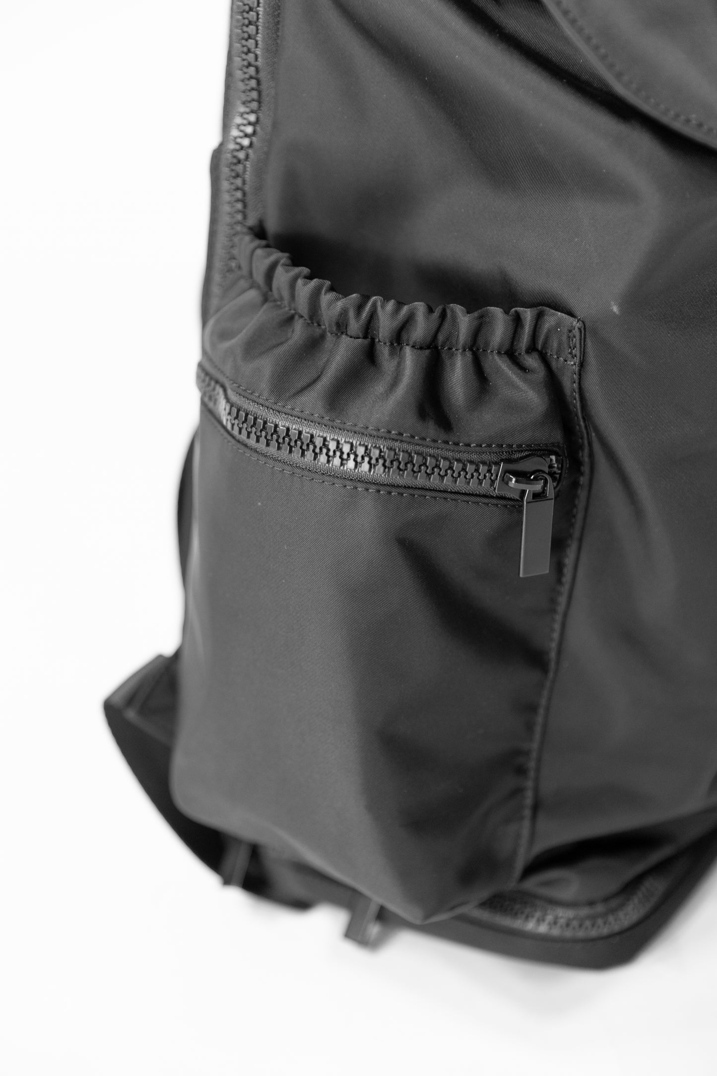 Elastic bottle holder on each side with a zipper pocket