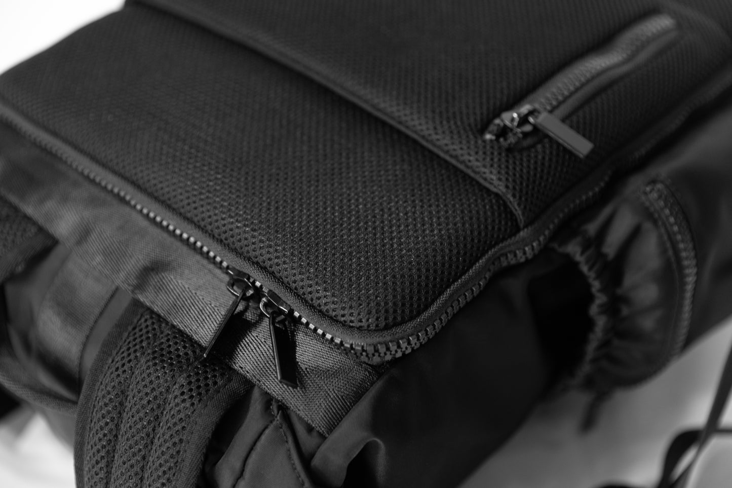 Dual zipper laptop compartment for easy opening and closing during security clearance at the airport